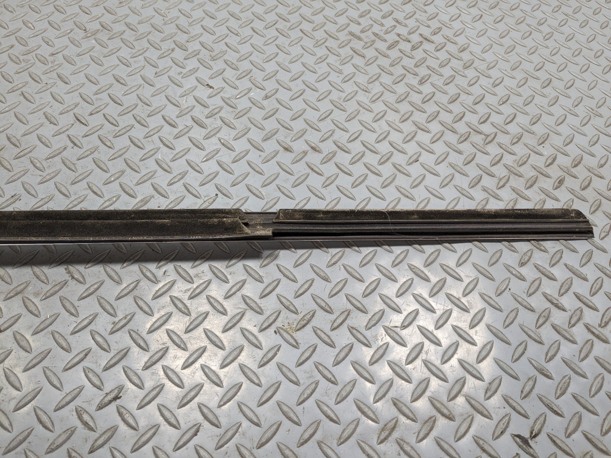 2012 - 2018 MERCEDES-BENZ CLS550 OEM DOOR WINDOW STRIP BELT MOLDING REAR RIGHT