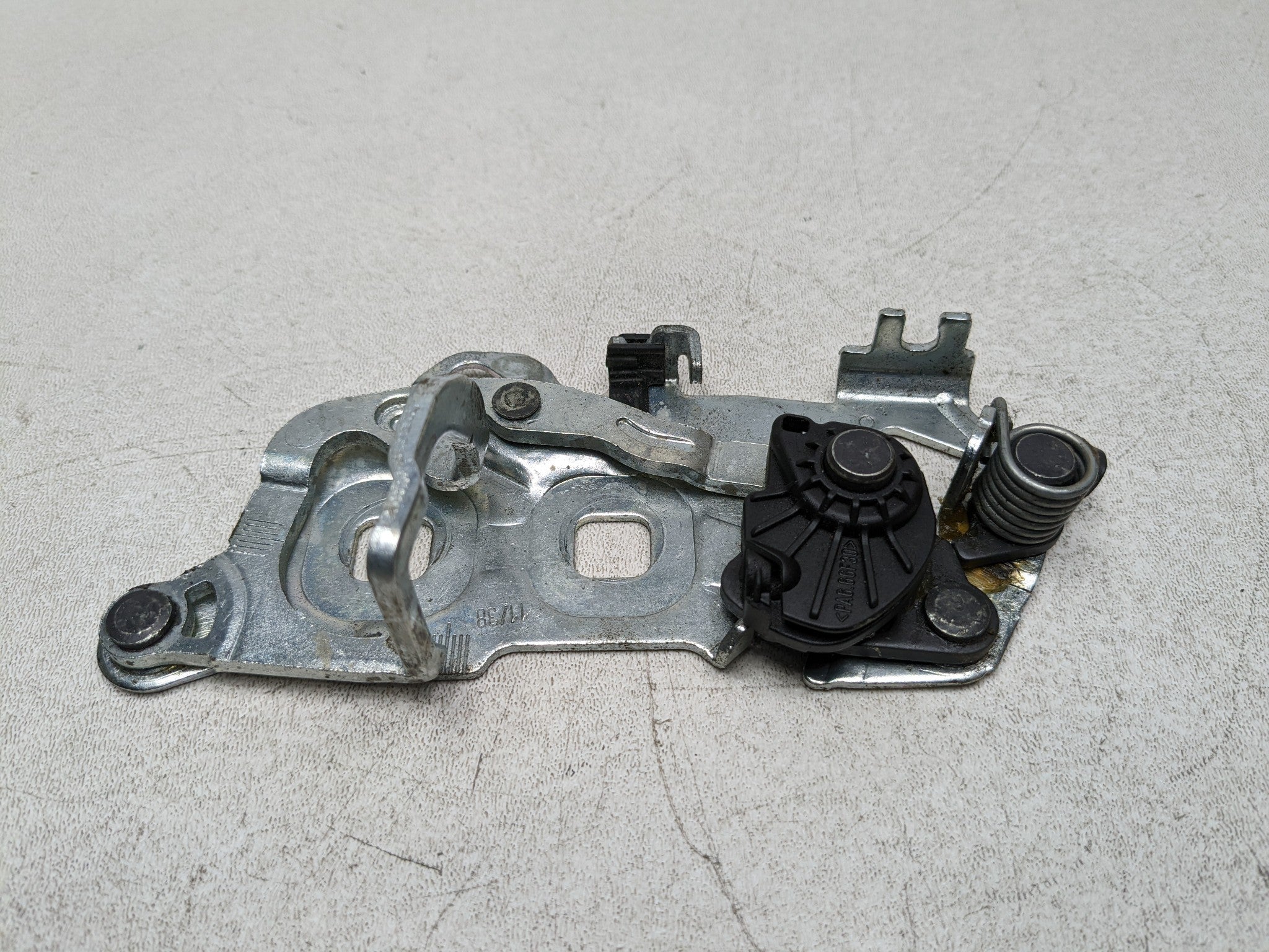 2012 - 2018 MERCEDES-BENZ CLS550 OEM REAR TRUNK LID LOCK LATCH STRIKER