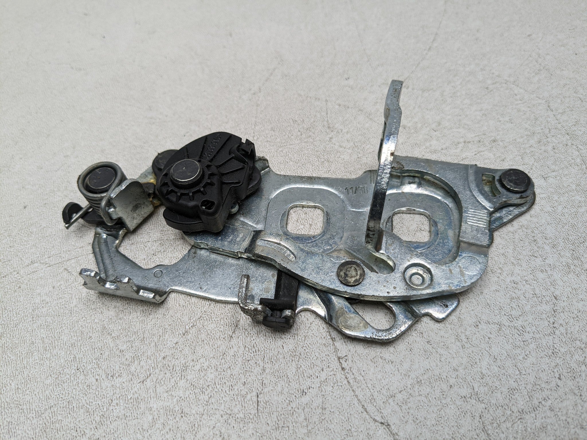 2012 - 2018 MERCEDES-BENZ CLS550 OEM REAR TRUNK LID LOCK LATCH STRIKER