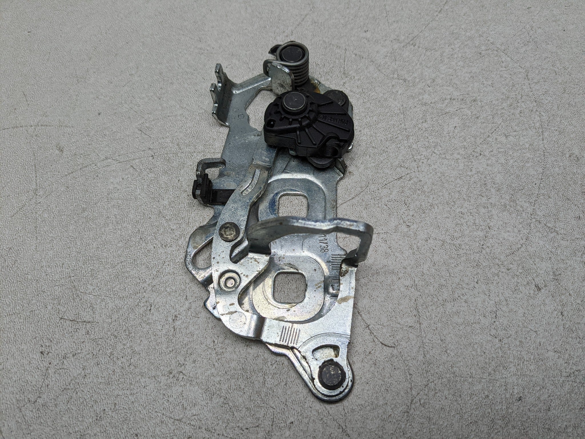 2012 - 2018 MERCEDES-BENZ CLS550 OEM REAR TRUNK LID LOCK LATCH STRIKER