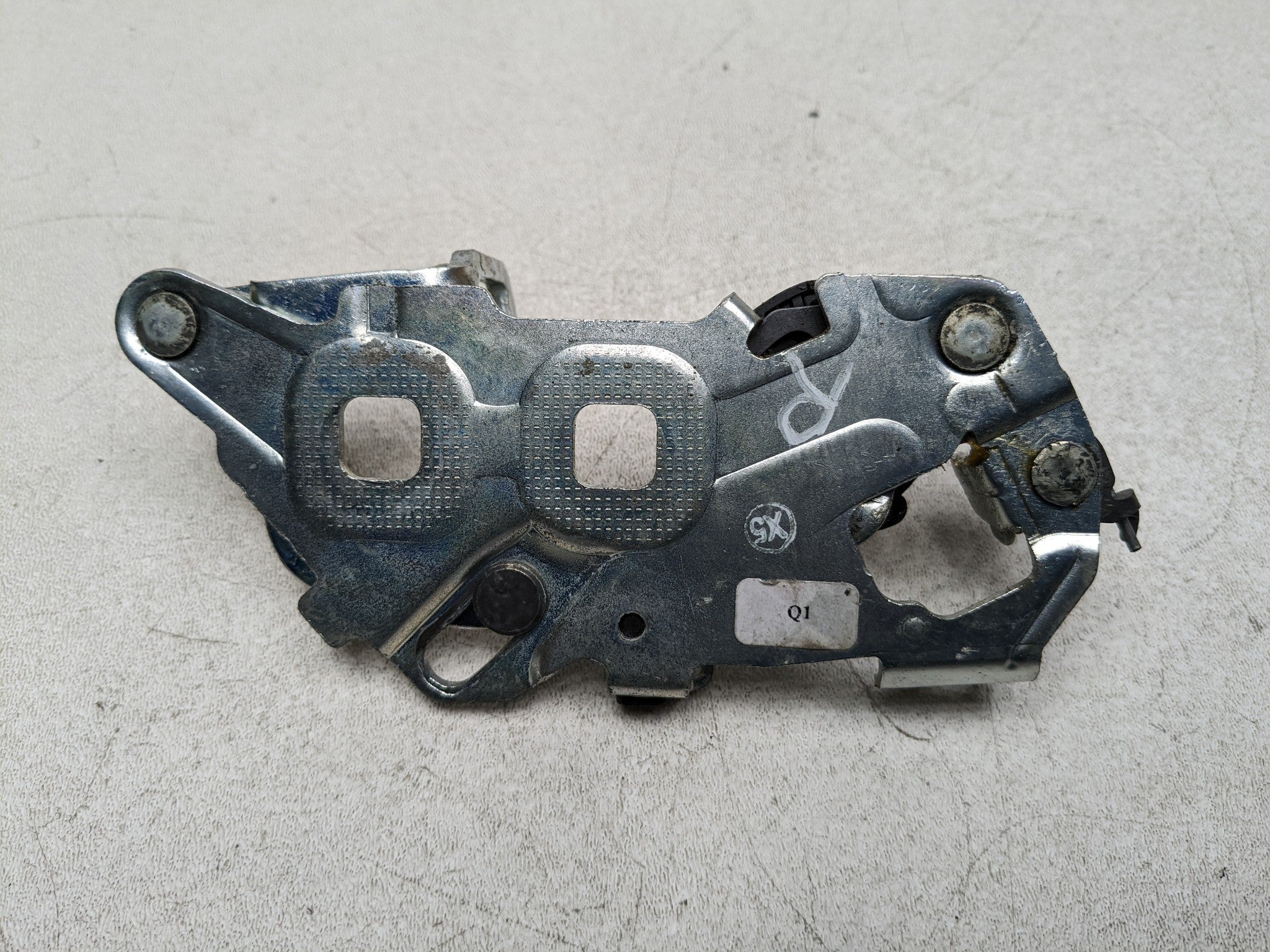 2012 - 2018 MERCEDES-BENZ CLS550 OEM REAR TRUNK LID LOCK LATCH STRIKER