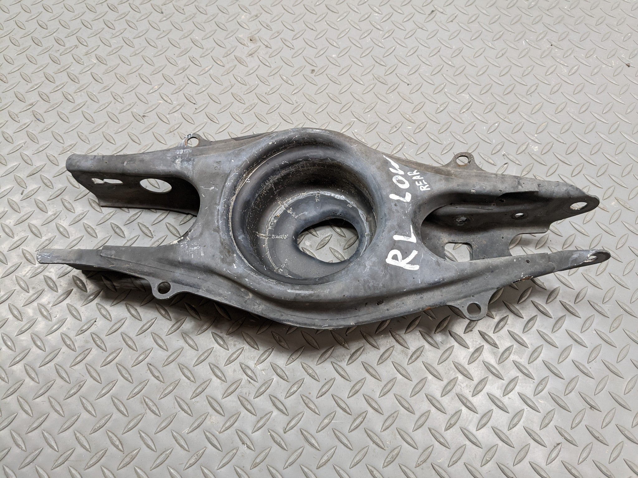 2012 - 2018 MERCEDES-BENZ CLS550 OEM LOWER CONTROL ARM REAR LEFT DRIVER SIDE
