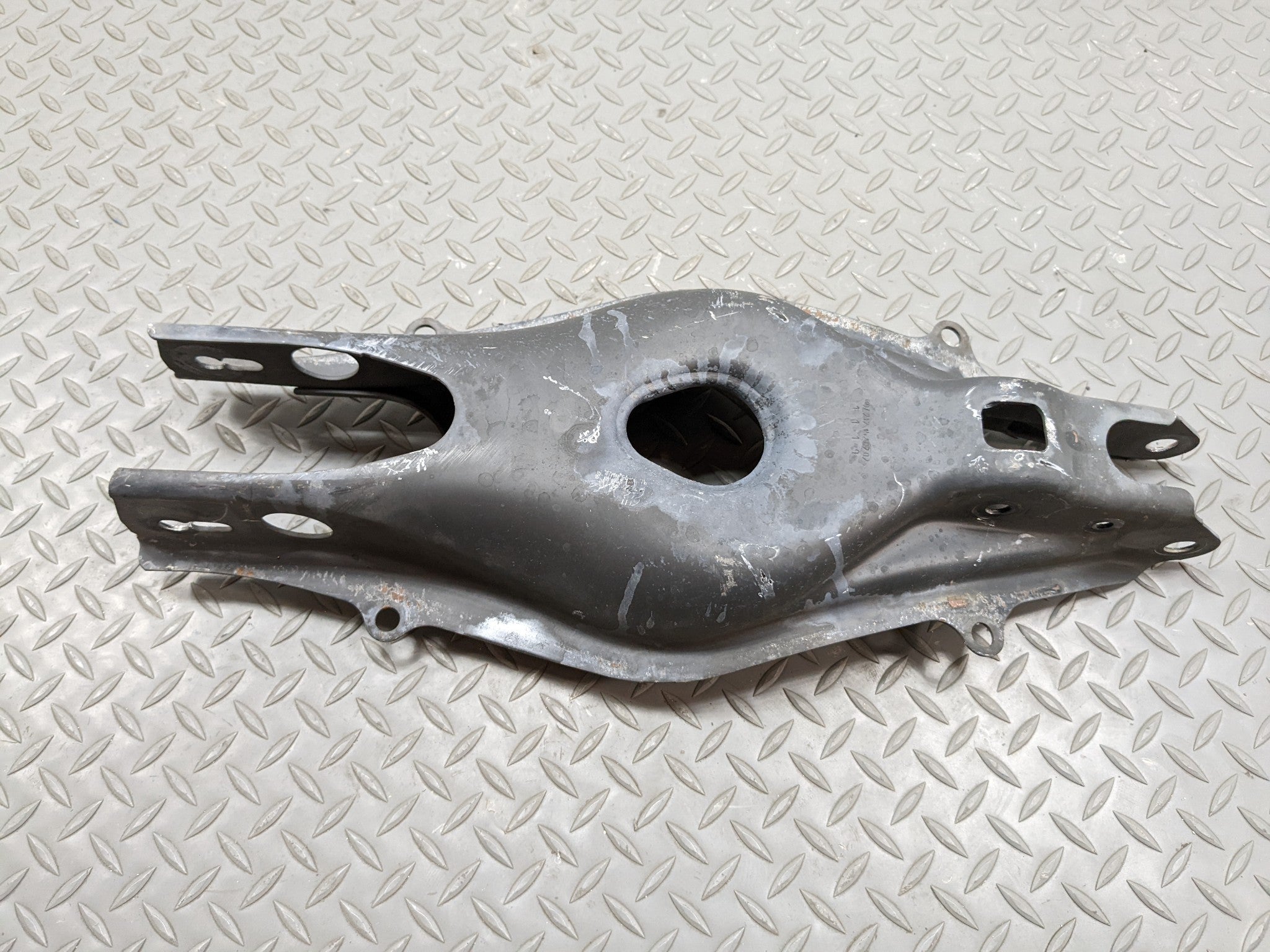 2012 - 2018 MERCEDES-BENZ CLS550 OEM LOWER CONTROL ARM REAR LEFT DRIVER SIDE