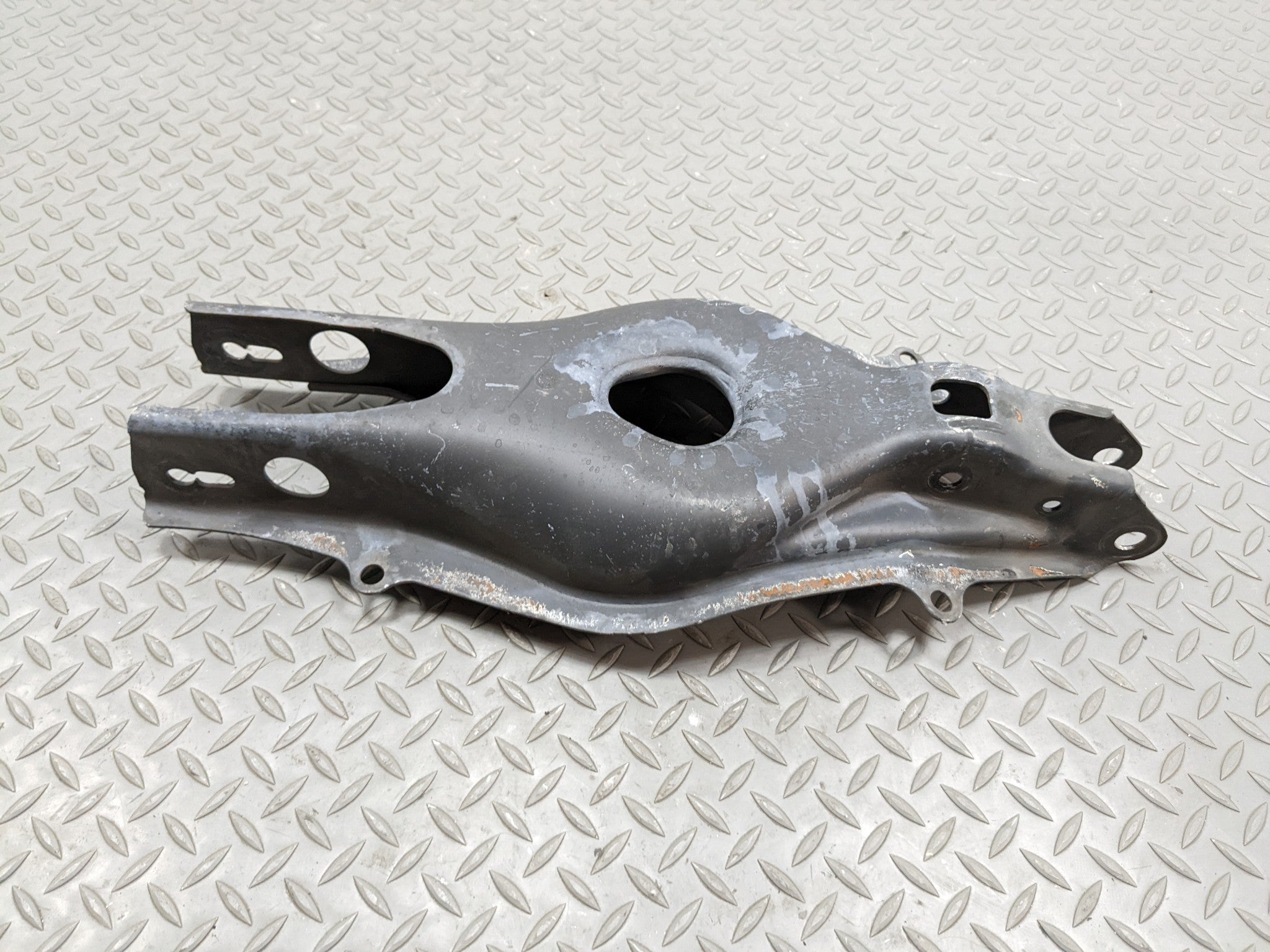 2012 - 2018 MERCEDES-BENZ CLS550 OEM LOWER CONTROL ARM REAR RIGHT PASSENGER SIDE