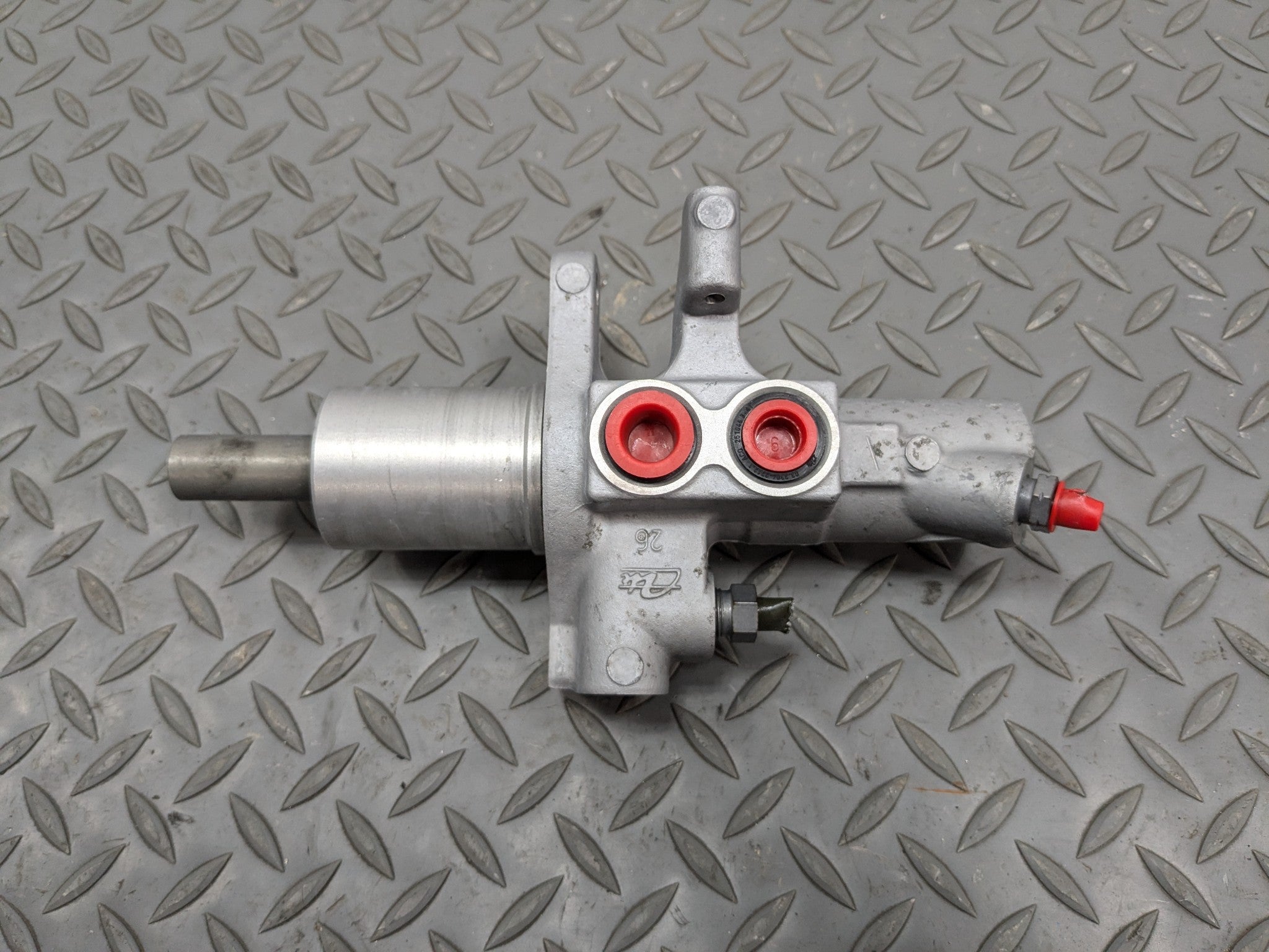 2012 - 2018 MERCEDES-BENZ CLS550 OEM BRAKE MASTER CYLINDER WITH RESERVOIR TANK