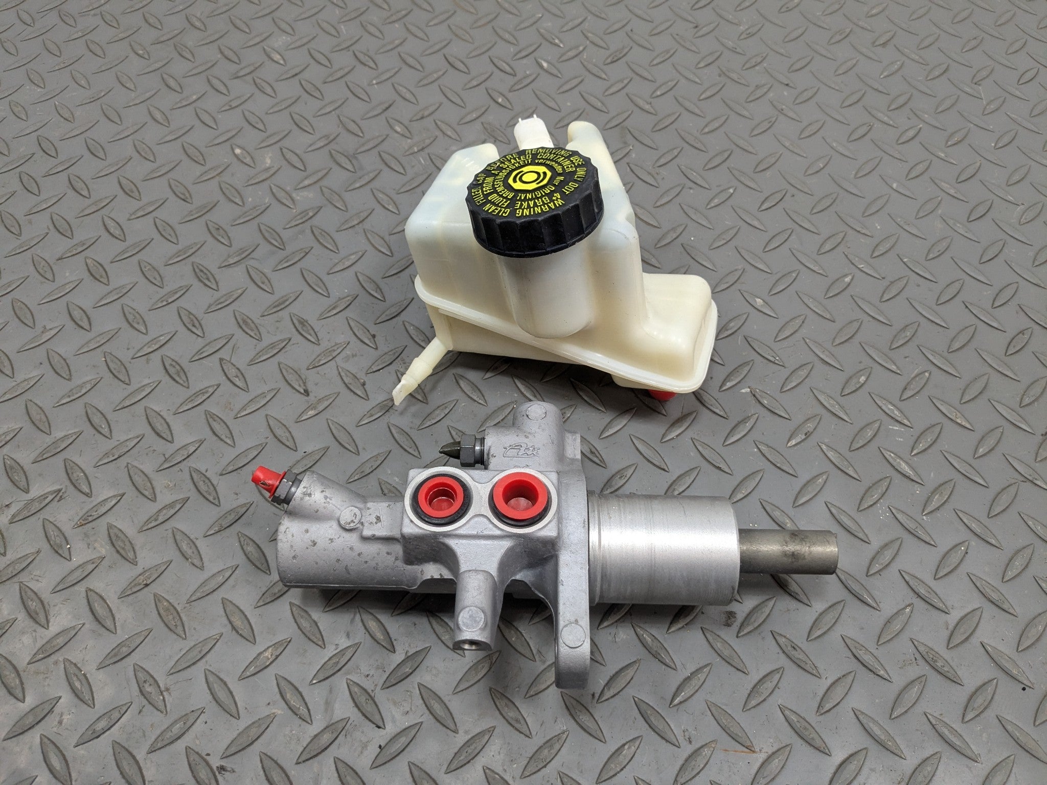 2012 - 2018 MERCEDES-BENZ CLS550 OEM BRAKE MASTER CYLINDER WITH RESERVOIR TANK