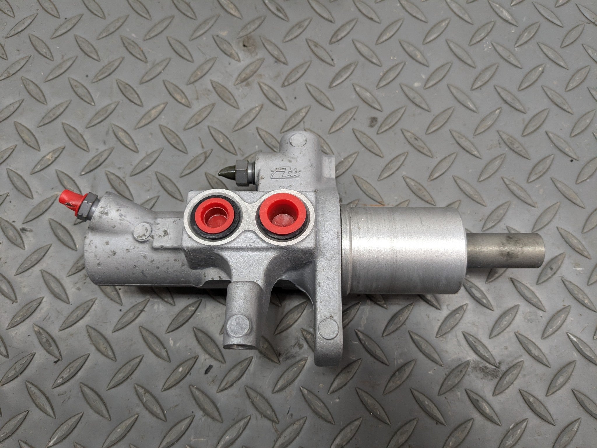 2012 - 2018 MERCEDES-BENZ CLS550 OEM BRAKE MASTER CYLINDER WITH RESERVOIR TANK