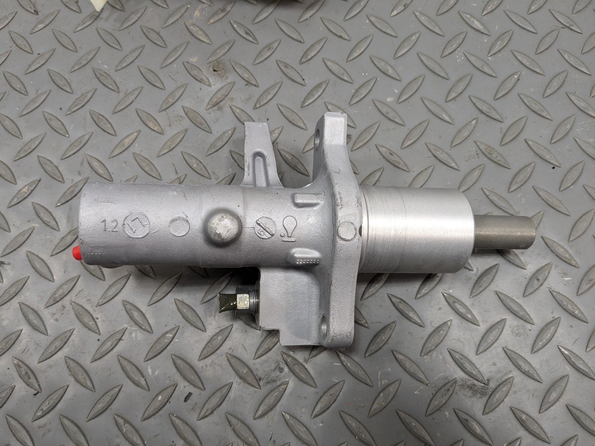 2012 - 2018 MERCEDES-BENZ CLS550 OEM BRAKE MASTER CYLINDER WITH RESERVOIR TANK