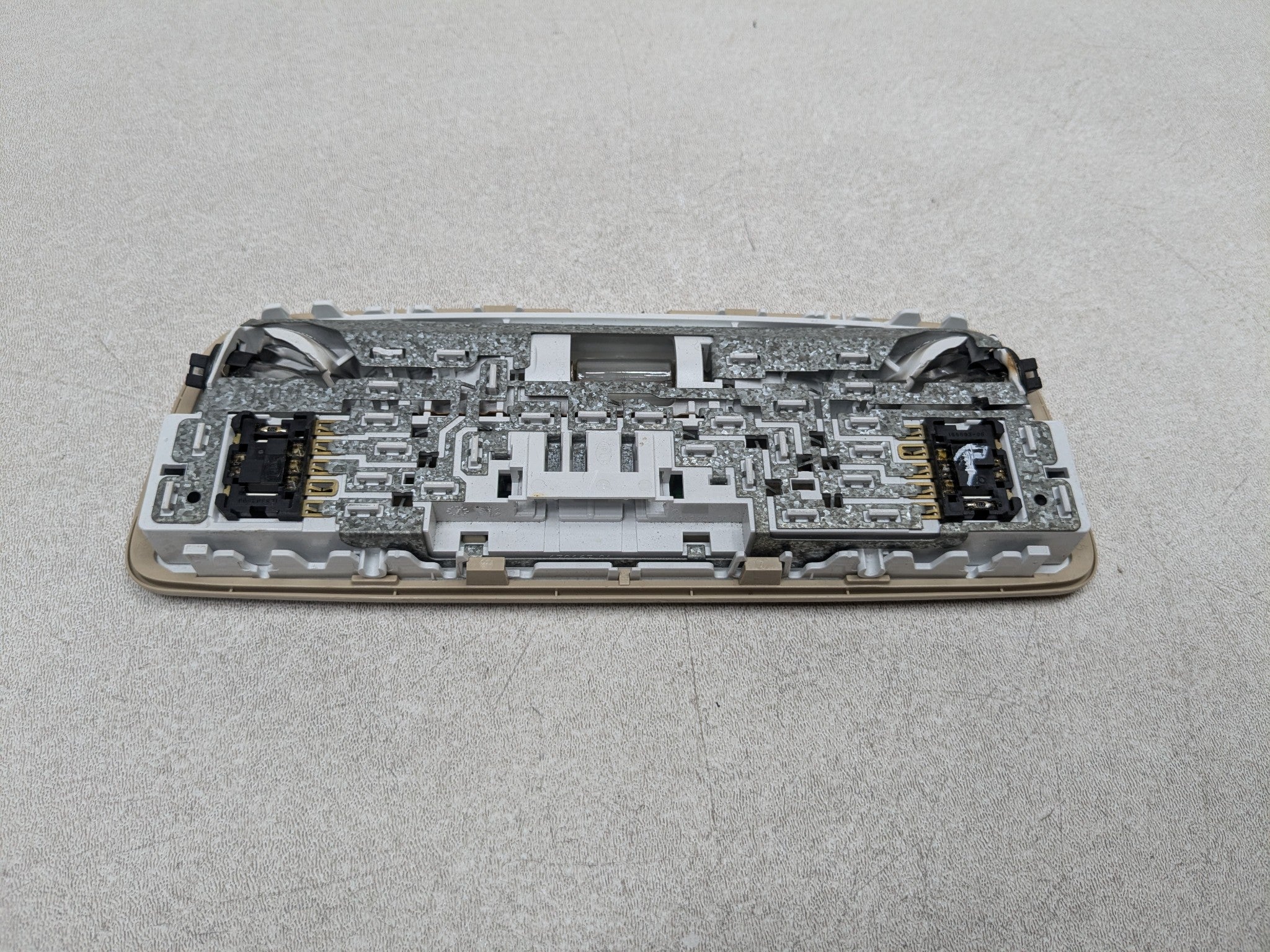 2012 - 2018 MERCEDES-BENZ CLS550 OEM REAR INTERIOR OVERHEAD DOME LIGHT ASSEMBLY