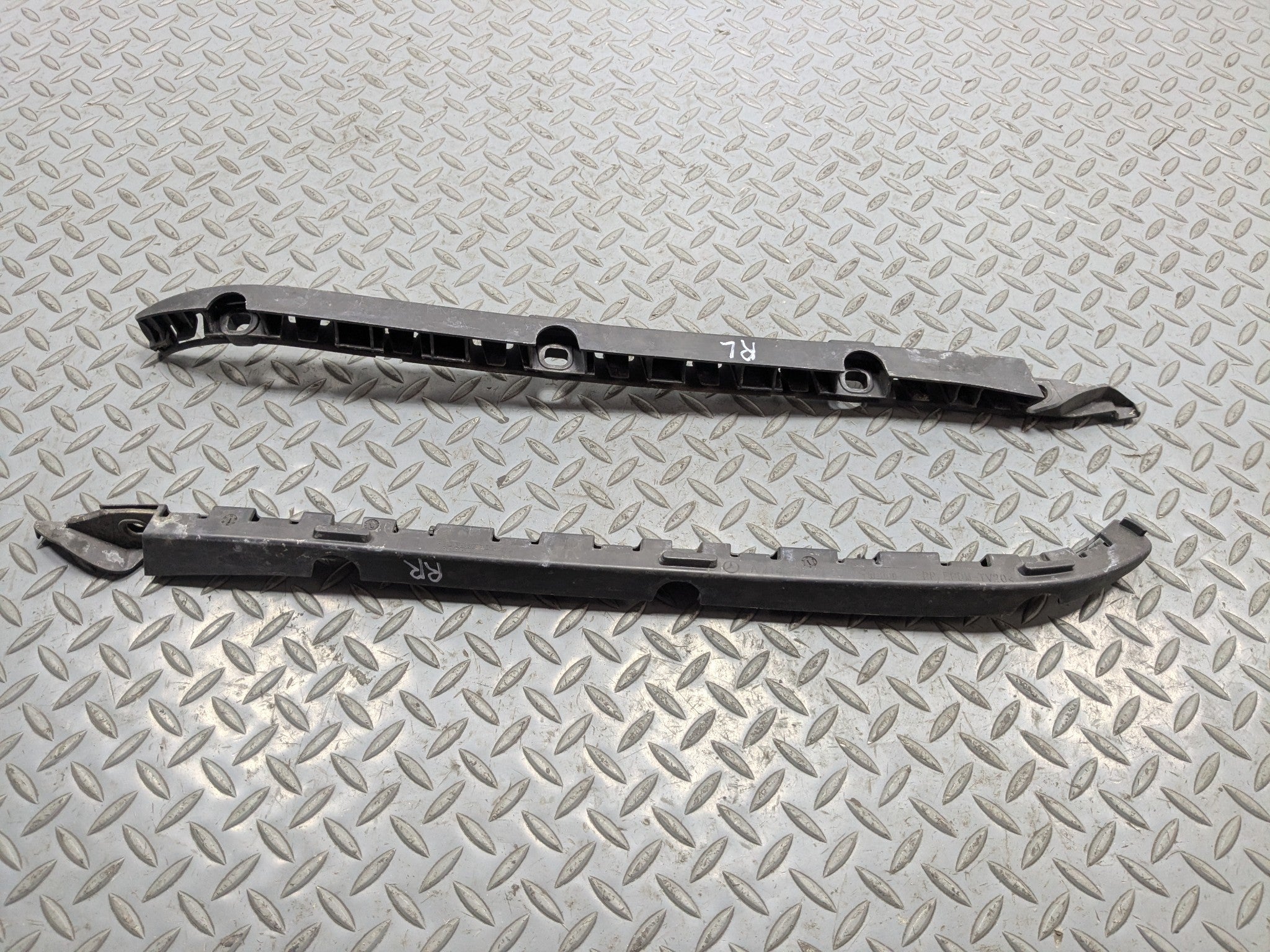2012 - 2018 MERCEDES-BENZ CLS550 OEM BUMPER HOLDER SUPPORT BRACKET SET REAR SIDE
