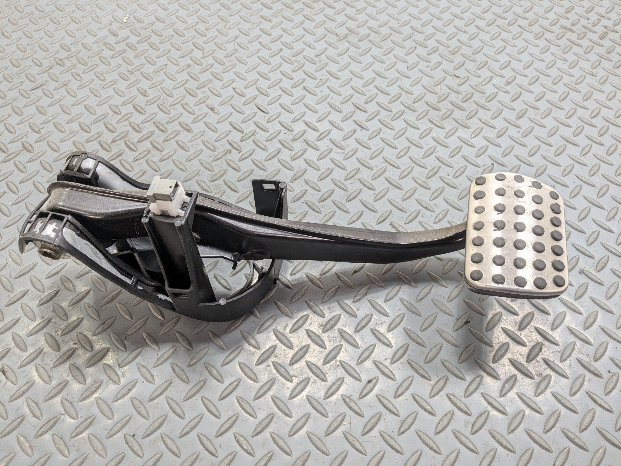2012 - 2018 MERCEDES-BENZ CLS550 OEM FOOT STOP BRAKE PEDAL WITH SUPPORT BRACKET