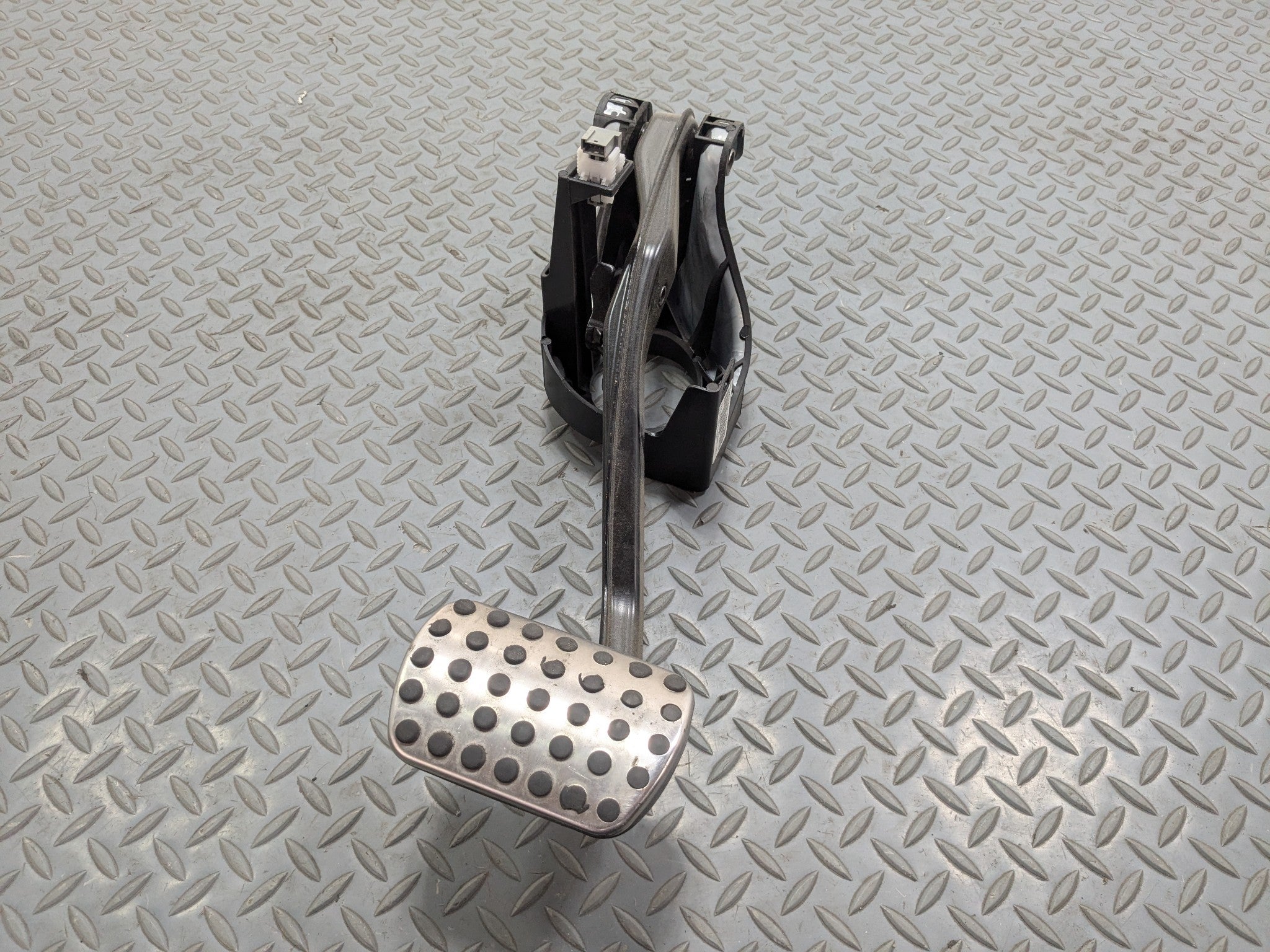 2012 - 2018 MERCEDES-BENZ CLS550 OEM FOOT STOP BRAKE PEDAL WITH SUPPORT BRACKET