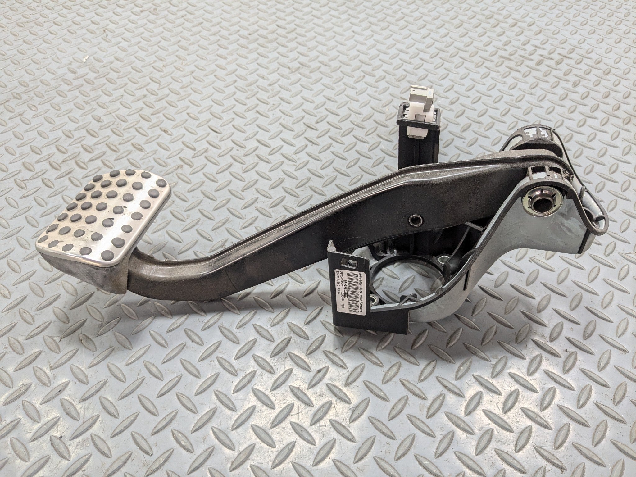 2012 - 2018 MERCEDES-BENZ CLS550 OEM FOOT STOP BRAKE PEDAL WITH SUPPORT BRACKET
