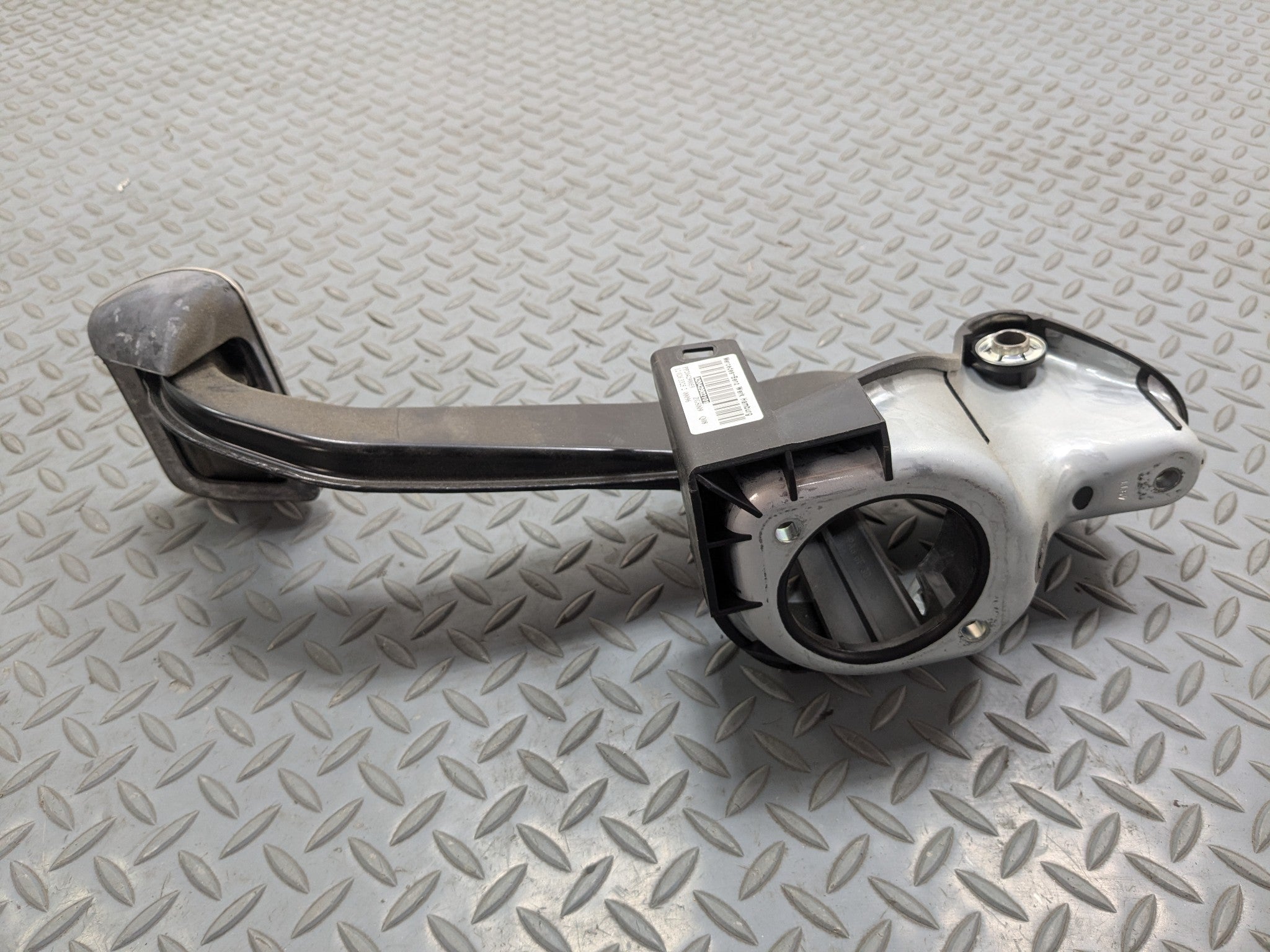 2012 - 2018 MERCEDES-BENZ CLS550 OEM FOOT STOP BRAKE PEDAL WITH SUPPORT BRACKET